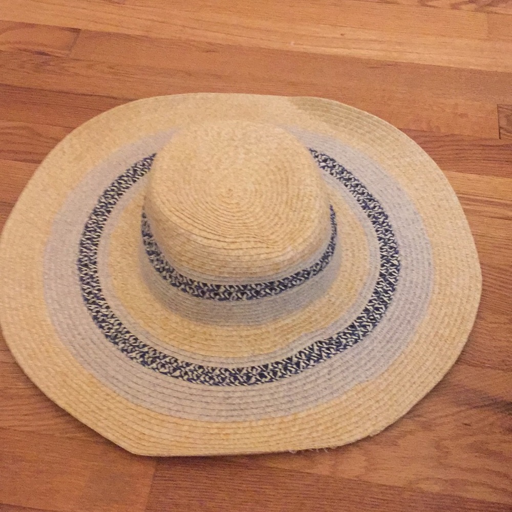 Cute floppy beach hat!